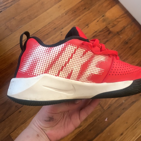 Nike Team Hustle Quick 2 Shoes - Picture 2 of 5